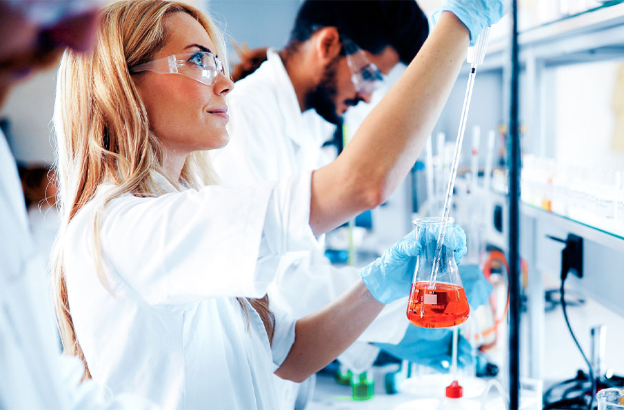Woman in a chemistry laboratory 