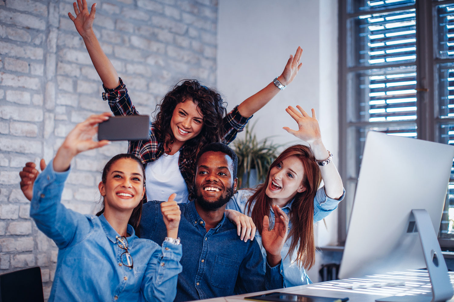 Mitarbeiter:innen im Büro beim Selfie machen
