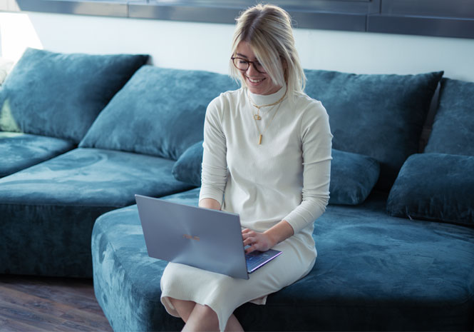 Junior HR Expert arbeitet am Laptop auf Couch