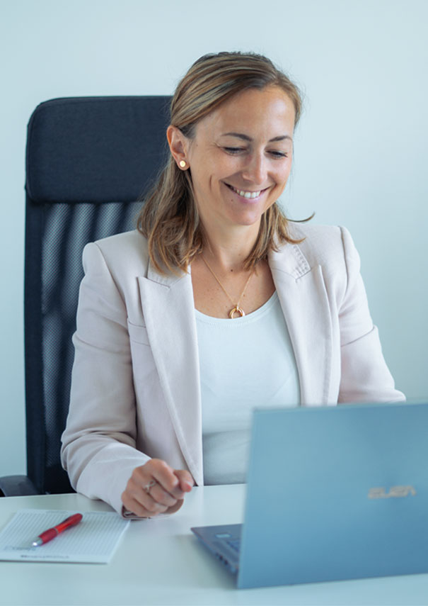 Senior HR Expert arbeitet am Laptop
