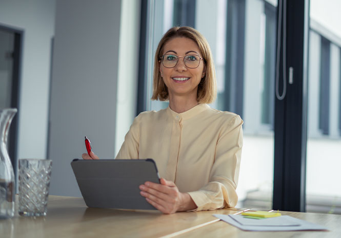 Lächelnde Senior HR Expert mit Tablet